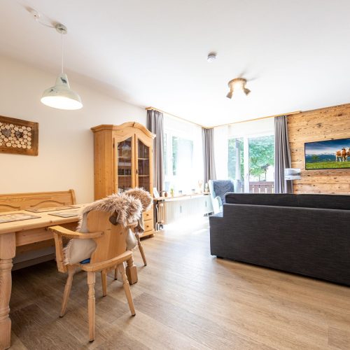 Essbereich mit Wohnzimmer in Ferienwohnung in Garmisch-Partenkirchen