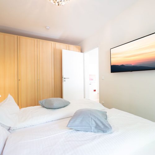 Doppelbett mit Kleiderschrank in Ferienwohnung in Garmisch-Partenkirchen