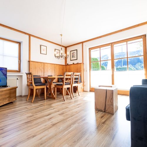 offener Wohnbereich mit Fernseher in Ferienwohnung in Garmisch-Partenkirchen