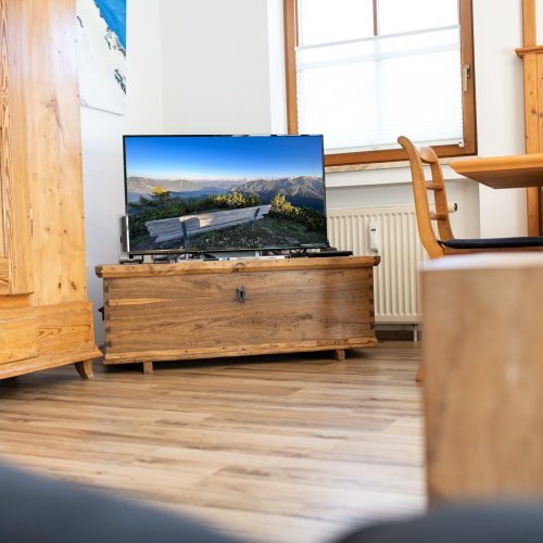 Wohnbereich mit einem Fernseher in Ferienwohnung in Garmisch-Partenkirchen