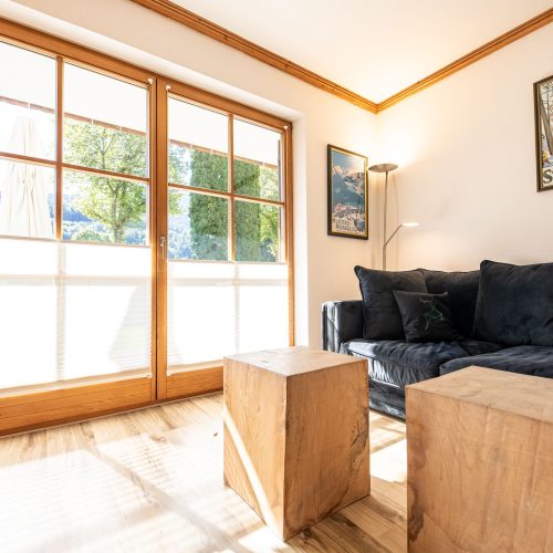 Wohnzimmer mit großen Fenstern in Ferienwohnung in Garmisch-Partenkirchen