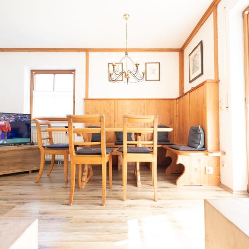 Essbereich mit Bildern in Ferienwohnung in Garmisch-Partenkirchen