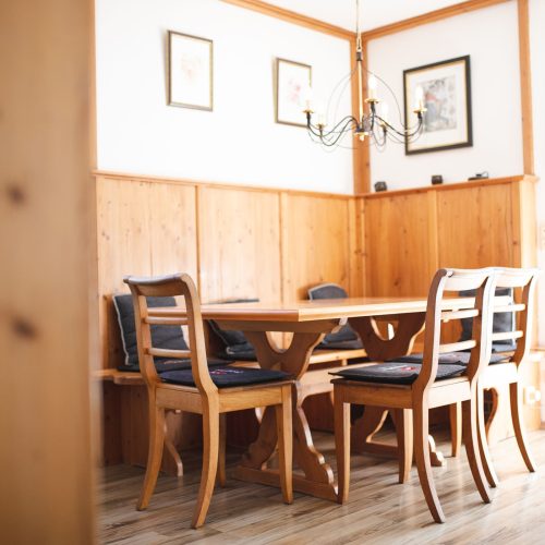 Essbereich mit einem Esstisch in Ferienwohnung in Garmisch-Partenkirchen