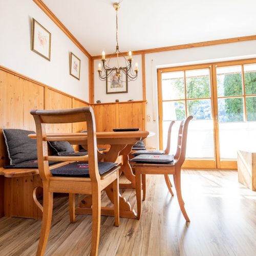 Essbereich mit Holzstühlen in Ferienwohnung in Garmisch-Partenkirchen
