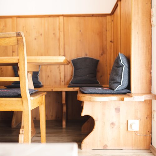 Essecke mit einer gepolsterten Bank in Ferienwohnung in Garmisch-Partenkirchen