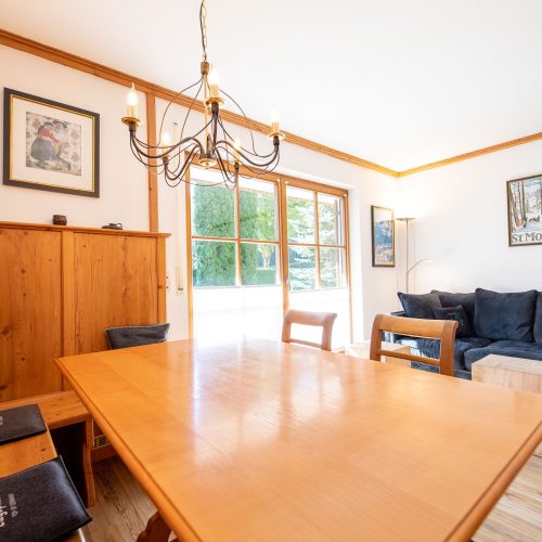 Essbereich in Holz-Optik in Ferienwohnung in Garmisch-Partenkirchen