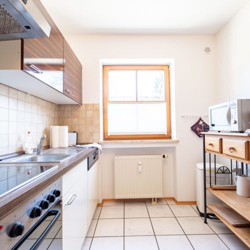 Küche mit verschiedenen Küchengeräten in Ferienwohnung in Garmisch-Partenkirchen