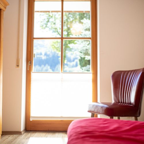 brauner Kleiderschrank in Ferienwohnung in Garmisch-Partenkirchen