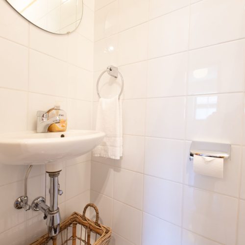 Badezimmer mit Waschbecker in Ferienwohnung in Garmisch-Partenkirchen