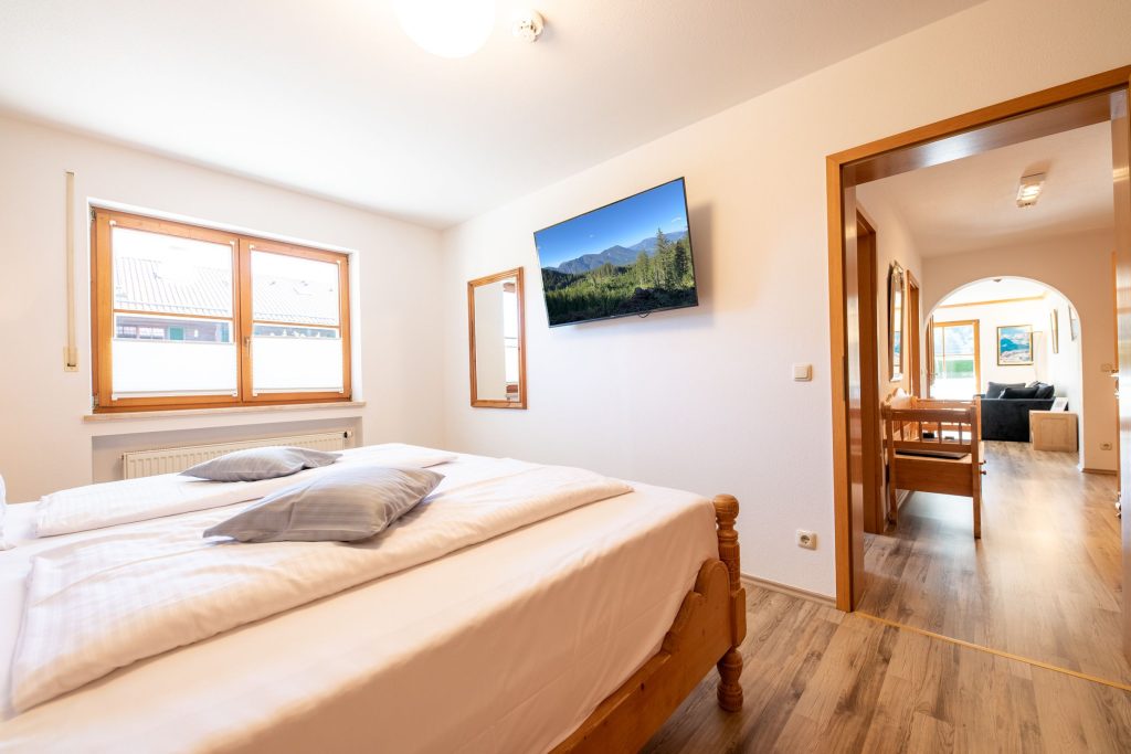 Ausgang aus dem Schlafzimmer in den Flur  in Ferienwohnung in Garmisch-Partenkirchen