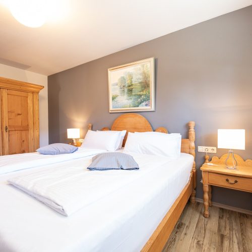 Schlafzimmer mit einem Doppelbett in Ferienwohnung in Garmisch-Partenkirchen