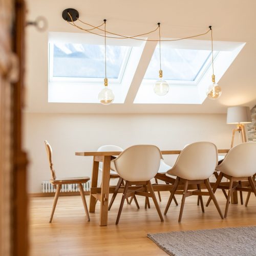 Esszimmer mit Tisch und Stühlen in Ferienwohnung in Garmisch-Partenkirchen