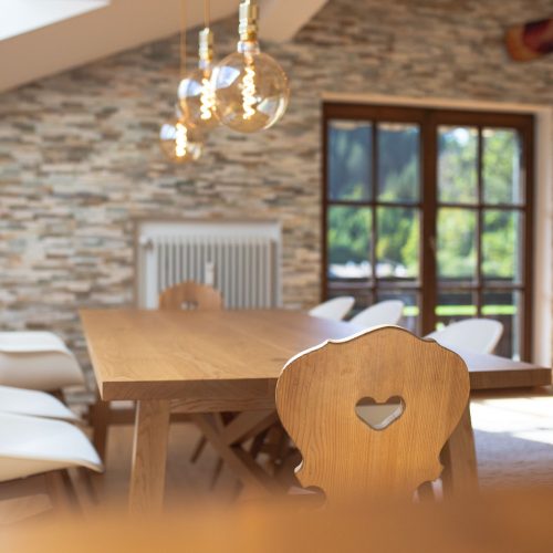 Esstisch mit Stühlen in Ferienwohnung in Garmisch-Partenkirchen