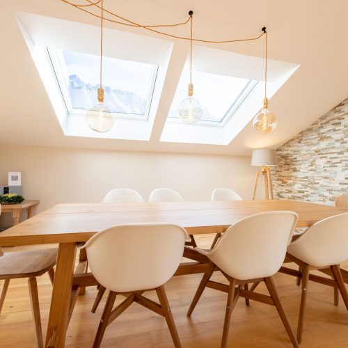 Esstisch aus Holz in Ferienwohnung in Garmisch-Partenkirchen