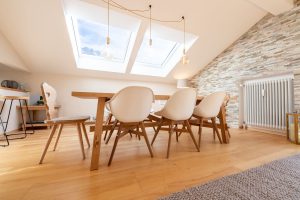 Essbereich mi weißen Stühlen in Ferienwohnung in Garmisch-Partenkirchen