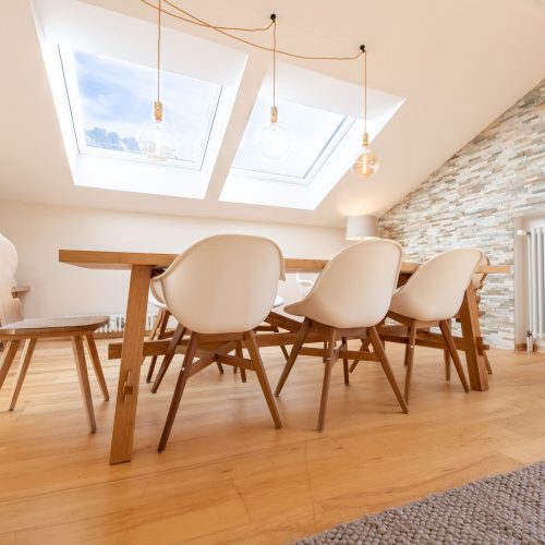 Essbereich mi weißen Stühlen in Ferienwohnung in Garmisch-Partenkirchen