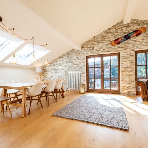 Wohnbereich mit Sessel in Ferienwohnung in Garmisch-Partenkirchen