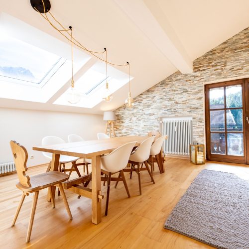 Esstisch und Teppich in Ferienwohnung in Garmisch-Partenkirchen