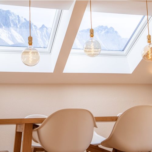 Esstisch mit Dachfenster in Ferienwohnung in Garmisch-Partenkirchen